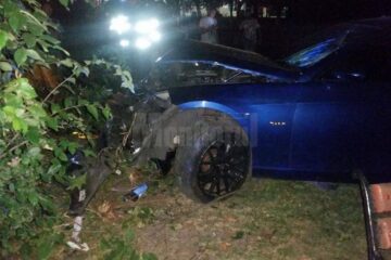Autoturismul inmatriculat in Marea Britanie a intrat violent in banca pe care stateau cei trei tineri