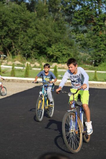 Încasările din vânzarea cărții ”Copiii din tren coboară la prima” susțin activitățile cu copiii din orfelinatul de la Solca