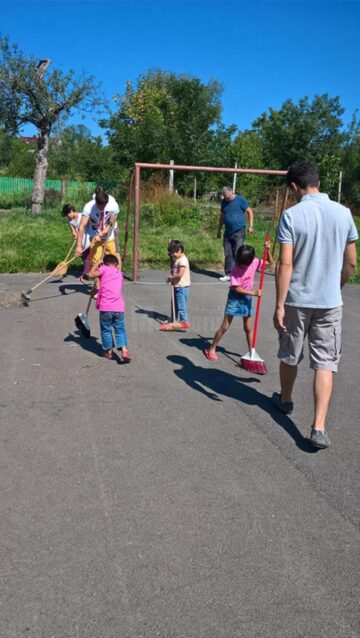 Încasările din vânzarea cărții ”Copiii din tren coboară la prima” susțin activitățile cu copiii din orfelinatul de la Solca