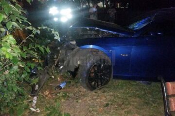 În urma impactului cu banca de pe trotuar, autoturismul a fost proiectat în zona cu copaci a parcului central