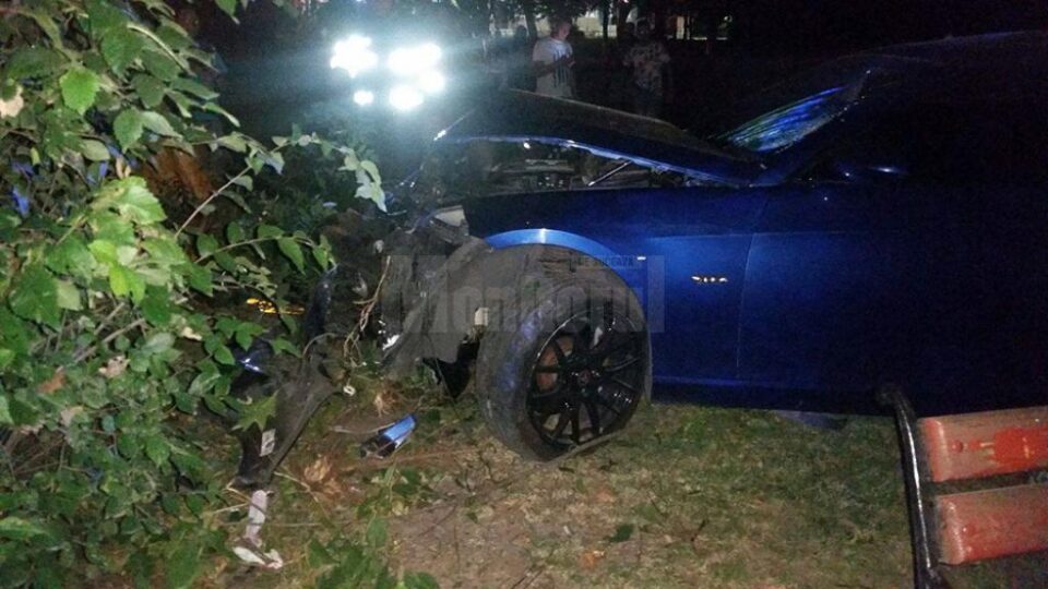 În urma impactului cu banca de pe trotuar, autoturismul a fost proiectat în zona cu copaci a parcului central În urma impactului cu banca de pe trotuar, autoturismul a fost proiectat în zona cu copaci a parcului central