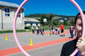 Încasările din vânzarea cărții ”Copiii din tren coboară la prima” susțin activitățile cu copiii din orfelinatul de la Solca