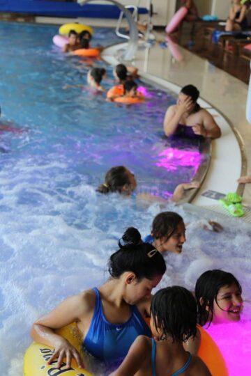 Încasările din vânzarea cărții ”Copiii din tren coboară la prima” susțin activitățile cu copiii din orfelinatul de la Solca