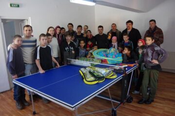 Încasările din vânzarea cărții ”Copiii din tren coboară la prima” susțin activitățile cu copiii din orfelinatul de la Solca