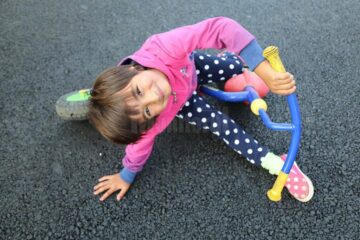 Încasările din vânzarea cărții ”Copiii din tren coboară la prima” susțin activitățile cu copiii din orfelinatul de la Solca