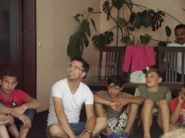 Încasările din vânzarea cărții ”Copiii din tren coboară la prima” susțin activitățile cu copiii din orfelinatul de la Solca