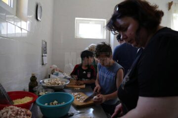 Încasările din vânzarea cărții ”Copiii din tren coboară la prima” susțin activitățile cu copiii din orfelinatul de la Solca