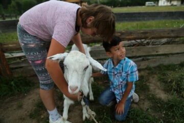 Încasările din vânzarea cărții ”Copiii din tren coboară la prima” susțin activitățile cu copiii din orfelinatul de la Solca