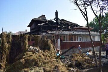 Un incendiu violent a distrus gospodăria a două familii din Capu Codrului