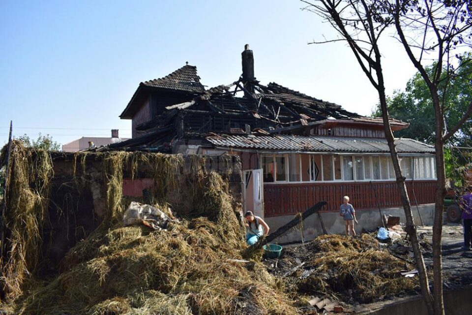 Un incendiu violent a distrus gospodăria a două familii din Capu Codrului