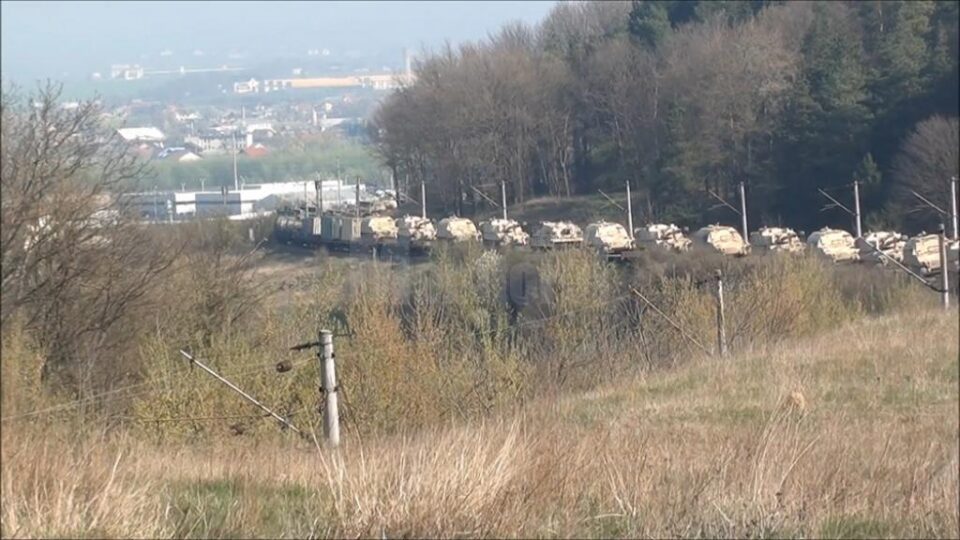 Una din imaginile lui Andrei Bîrsan cu convoiul de tancuri transportate pe calea ferată în zona Șcheia
