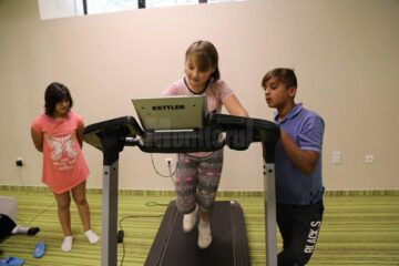 Încasările din vânzarea cărții ”Copiii din tren coboară la prima” susțin activitățile cu copiii din orfelinatul de la Solca