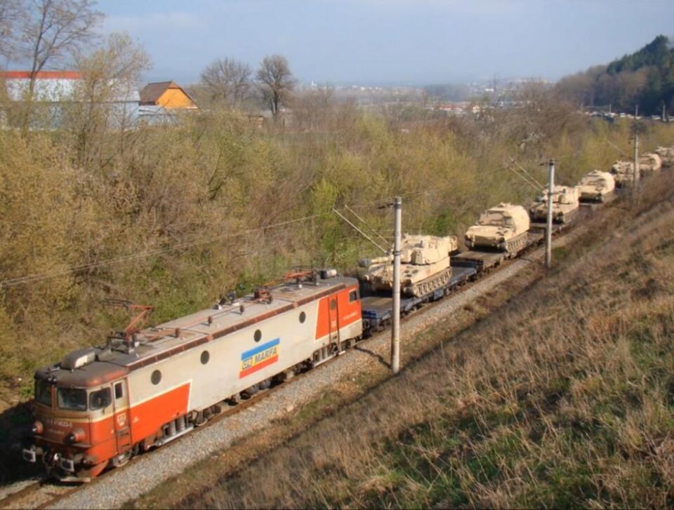 Una din imaginile lui Andrei Bîrsan cu convoiul de tancuri transportate pe calea ferată în zona Șcheia