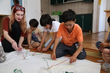 Încasările din vânzarea cărții ”Copiii din tren coboară la prima” susțin activitățile cu copiii din orfelinatul de la Solca