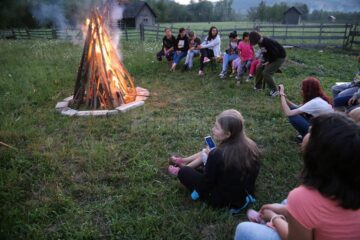 Încasările din vânzarea cărții ”Copiii din tren coboară la prima” susțin activitățile cu copiii din orfelinatul de la Solca