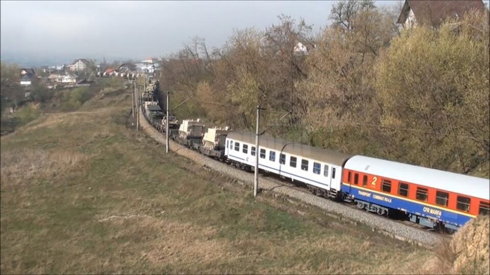 Una din imaginile lui Andrei Bîrsan cu convoiul de tancuri transportate pe calea ferată în zona Șcheia