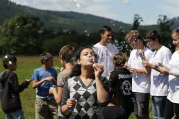 Încasările din vânzarea cărții ”Copiii din tren coboară la prima” susțin activitățile cu copiii din orfelinatul de la Solca