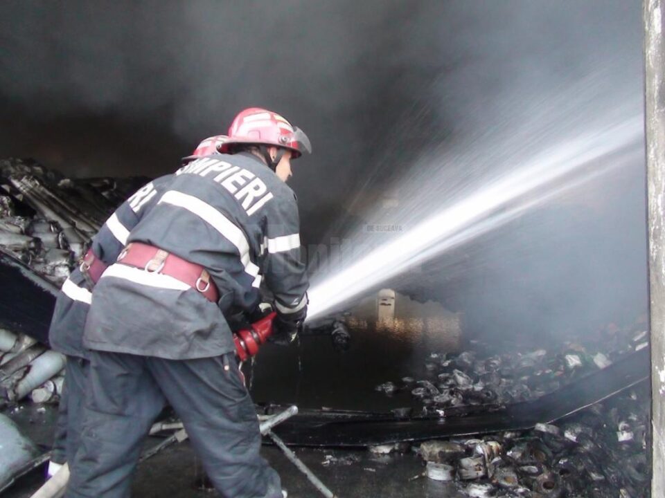 Pompierii au intervenit pentru stingerea incendiului