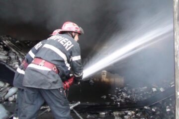 Pompierii au intervenit pentru stingerea incendiului