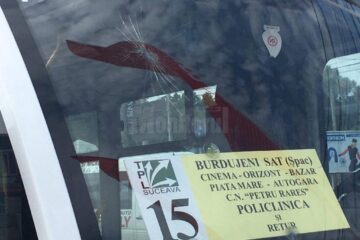 Parbrizul microbuzului, spart cu capul de un calator - foto FB Radio Top