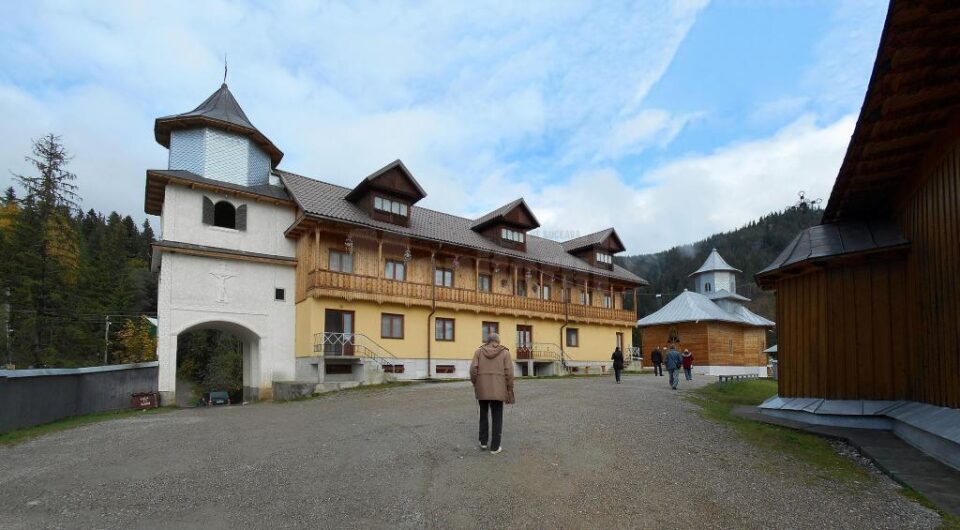 Bărbatul de 36 de ani a murit în curtea Mănăstirii Rarău