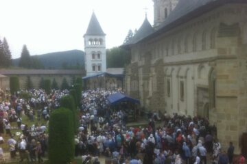 Credinciosii au venit in numar mare la Putna
