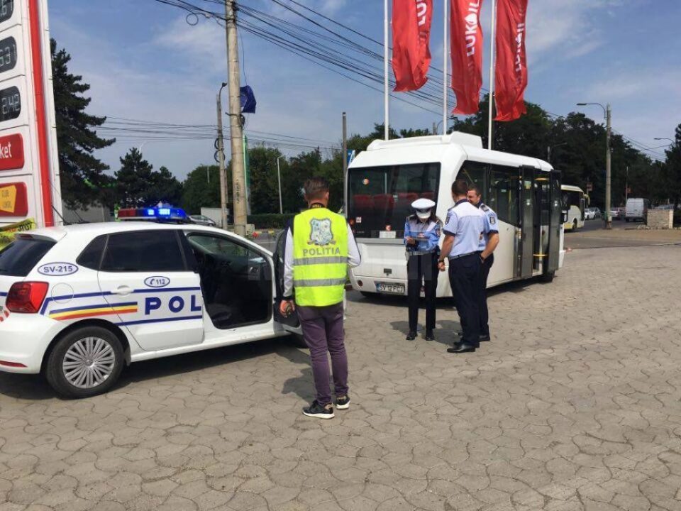 Parbrizul microbuzului, spart cu capul de un calator - foto FB Radio Top 2