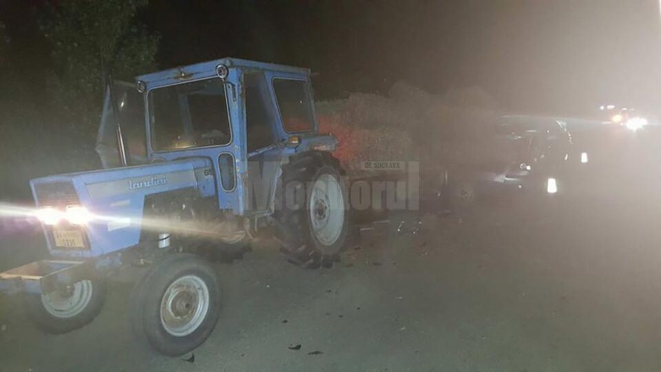 O tânără a intrat cu autoturismul într-o remorcă cu baloți nesemnalizată