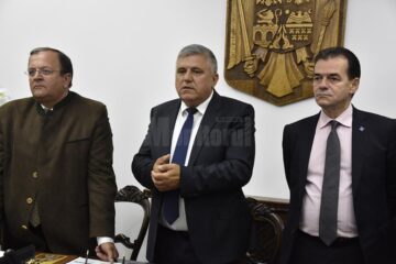 Dumitru Mihalescul (centru) și-a inaugurat cabinetul parlamentar din Rădăuți
