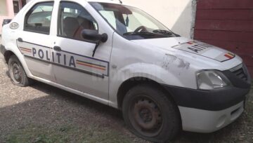 Cauciucurile autospecialei de poliție din Șcheia, tăiate de necunoscuți chiar în curtea sediului instituției