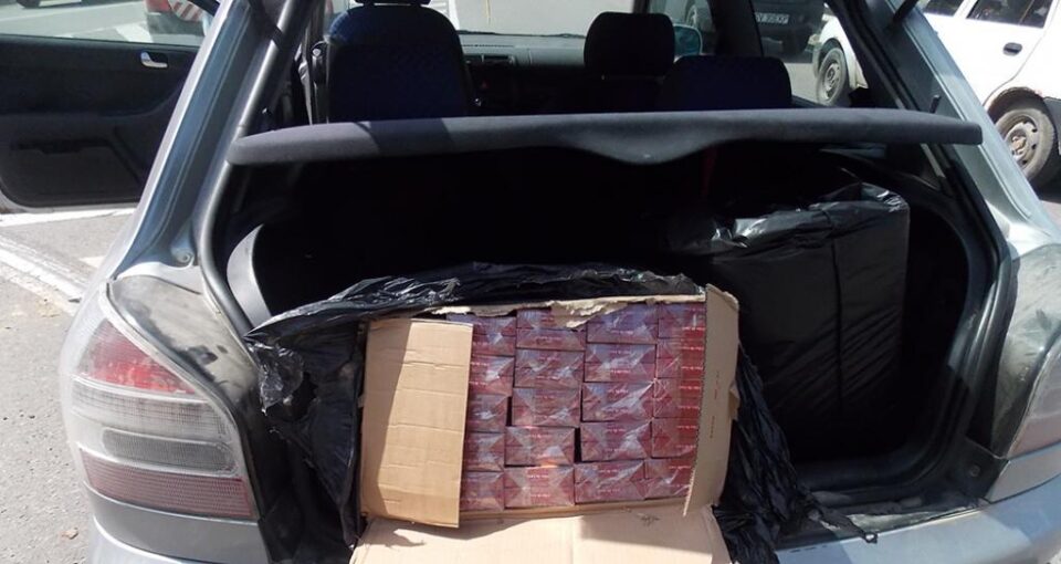 Tigarile de contrabandă au fost descoperite de polițiști în interiorul autoturismului oprit în trafic Tigarile de contrabandă au fost descoperite de polițiști în interiorul autoturismului oprit în trafic