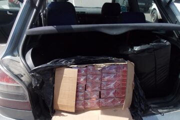 Tigarile de contrabandă au fost descoperite de polițiști în interiorul autoturismului oprit în trafic