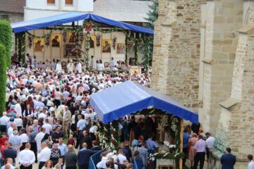 Credincioșii și preoții prezenți la hramul Mănăstirii Putna, îndemnați să se roage pentru încetarea războiului din Siria