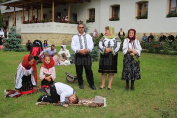 Credincioșii și preoții prezenți la hramul Mănăstirii Putna, îndemnați să se roage pentru încetarea războiului din Siria