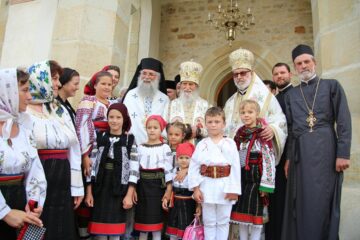 Credincioșii și preoții prezenți la hramul Mănăstirii Putna, îndemnați să se roage pentru încetarea războiului din Siria