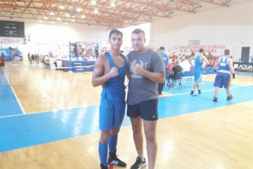 Proaspătul vicecampion național Laurențiu Valentin Ungureanu, alături de antrenorul Andu Vornicu