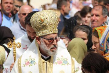 Credincioșii și preoții prezenți la hramul Mănăstirii Putna, îndemnați să se roage pentru încetarea războiului din Siria