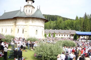 Credincioșii și preoții prezenți la hramul Mănăstirii Putna, îndemnați să se roage pentru încetarea războiului din Siria