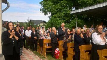 Slujba la biserica greco-catolica din Cacica