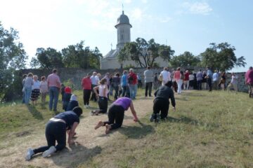 Credincioșii au urcat în genunchi dealul mănăstirii