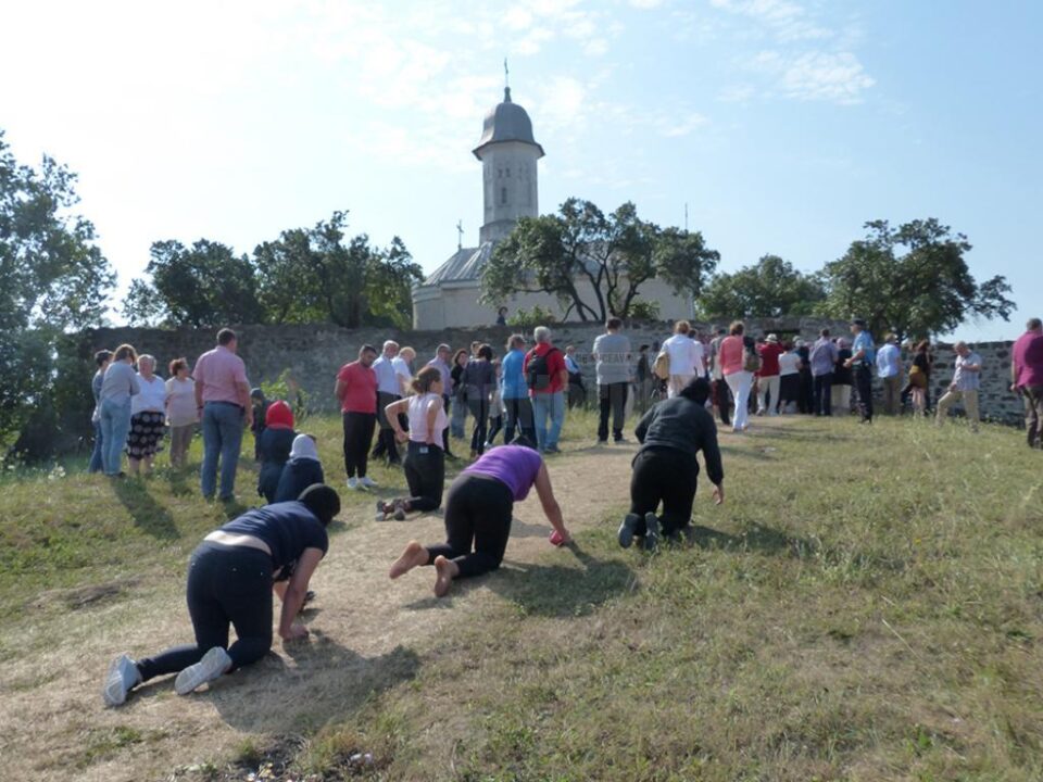 Credincioșii au urcat în genunchi dealul mănăstirii
