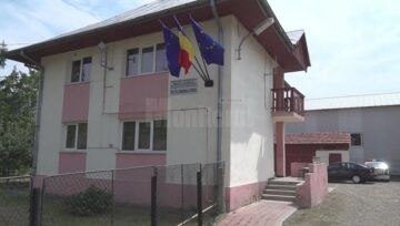 Autorii au tăiat cauciucurile celor două mașini la câțiva metri de clădirea în care polițiștii se aflau în timpul serviciului