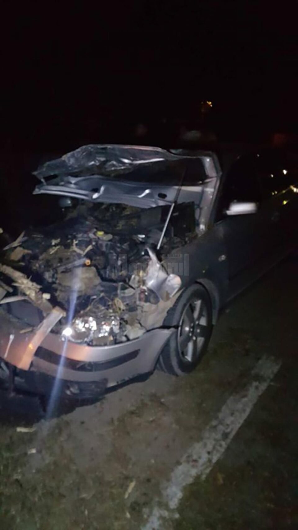 O tânără a intrat cu autoturismul într-o remorcă cu baloți nesemnalizată
