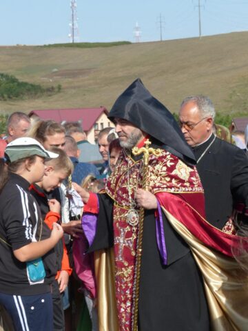 PS Episcop Datev Hagopian în mijlocul credincioșilor