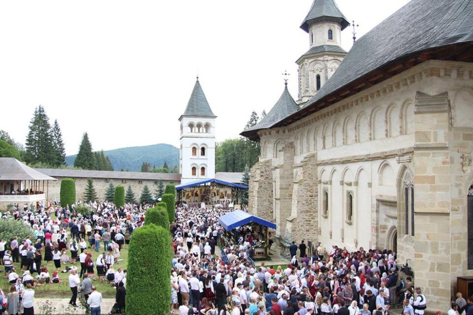 Mii de credincioși ortodocși au venit ieri la hramul Mănăstirii Putna, considerată Ierusalimul Neamului Românesc Mii de credincioși ortodocși au venit ieri la hramul Mănăstirii Putna, considerată Ierusalimul Neamului Românesc