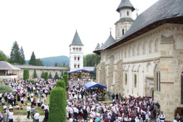 Mii de credincioși ortodocși au venit ieri la hramul Mănăstirii Putna, considerată Ierusalimul Neamului Românesc