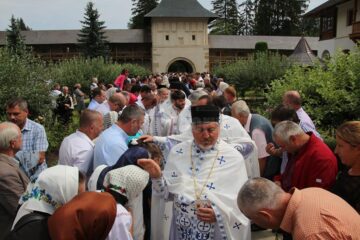 Credincioșii și preoții prezenți la hramul Mănăstirii Putna, îndemnați să se roage pentru încetarea războiului din Siria