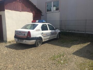 Cauciucurile autospecialei de poliție au fost tăiate chiar în curtea Postului de Politie Șcheia