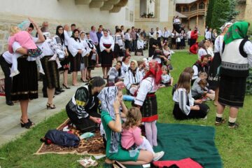 Credincioșii și preoții prezenți la hramul Mănăstirii Putna, îndemnați să se roage pentru încetarea războiului din Siria