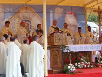 „Regina Cerului, mijlocește pentru noi” este ruga clerului și a credincioșilor